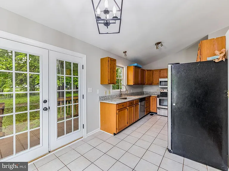 11802 Oakdale Ct — Photo 3