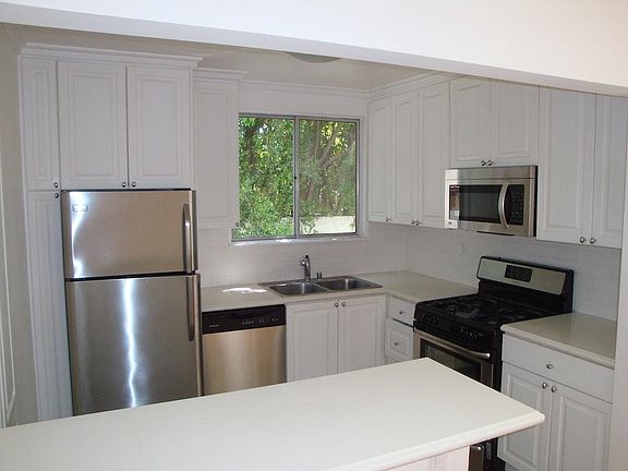 2nd image of 1538 N Hayworth Ave APT 12