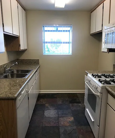2908 W Victory Blvd E #E — Photo 4