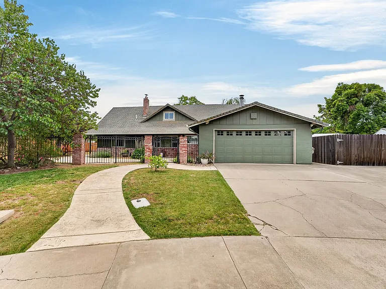 420 Colusa Pl — Photo 1