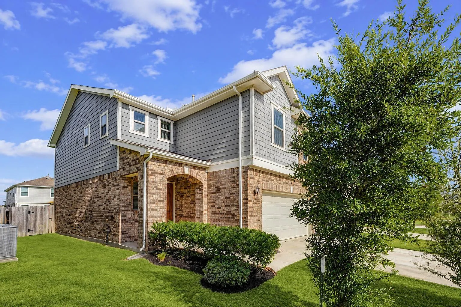3 bed, 2.5 bath, 2107 sqft, $2,075 — Photo 3