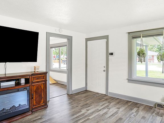 4th image of 2619 E Bradbury Ave