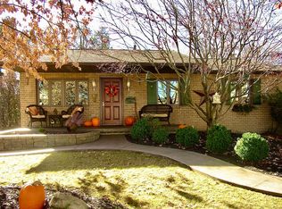 402 Eisenhower Dr, Natrona Heights, PA 15065