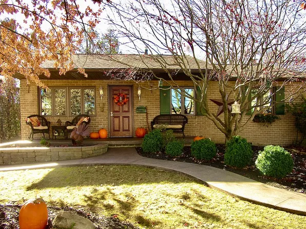 402 Eisenhower Dr, Natrona Heights, PA 15065
