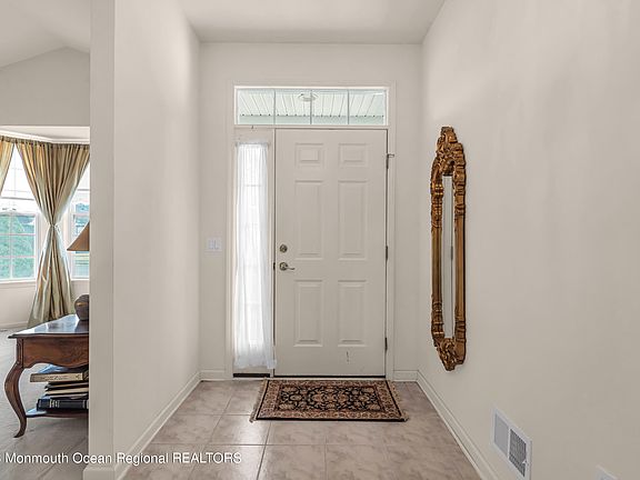 4th image of 105 Enclave Boulevard