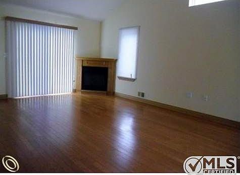 GREAT RM W/HARDWOOD FLR