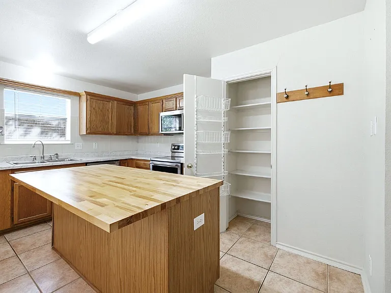 832 Dimrock — Photo 20