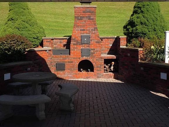 3rd image of 1480 Monumental Rd