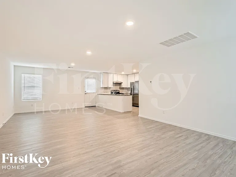 1335 White Willow — Photo 6