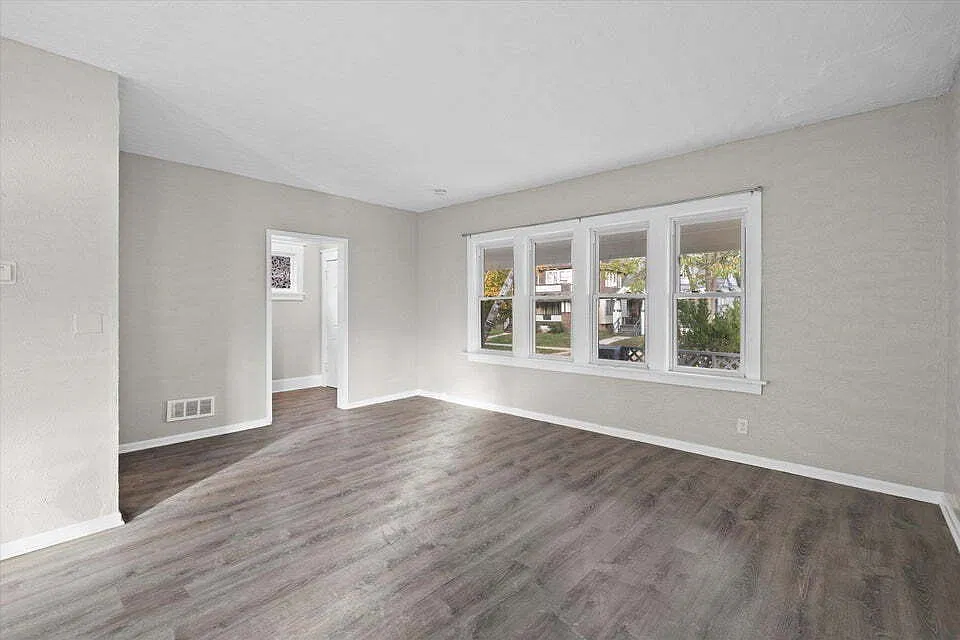 4 bed, 1.0 bath, 1500 sqft, $1,800 — Photo 2