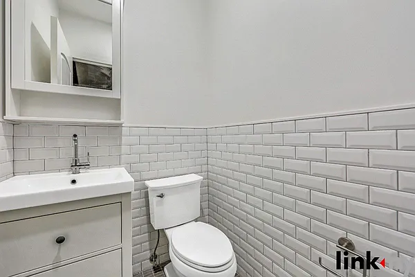 Rented by Link NY Realty | media 18