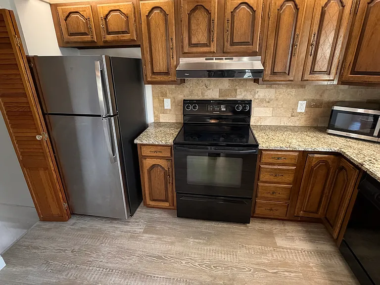 1711 Robinson Ave — Photo 9