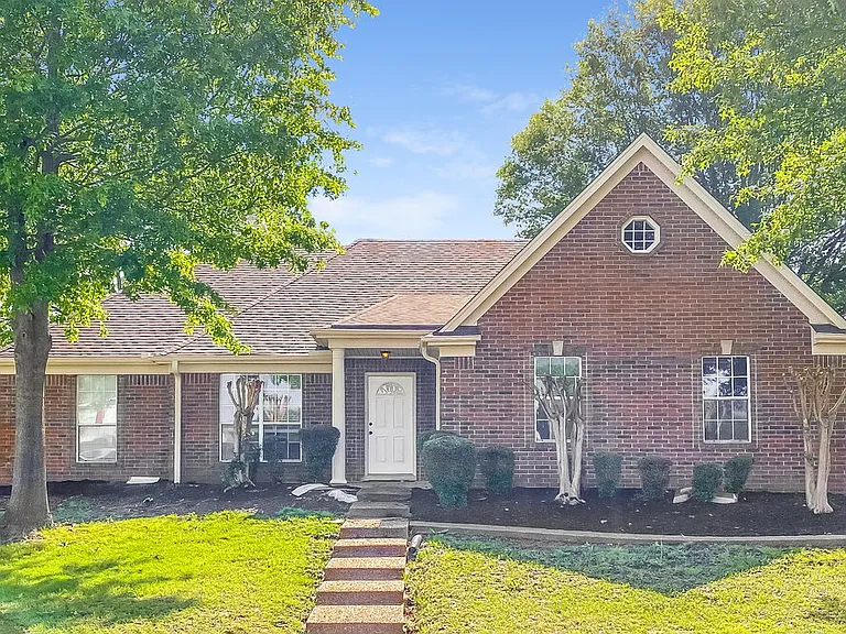 7100 Hunters Horn Dr — Photo 1