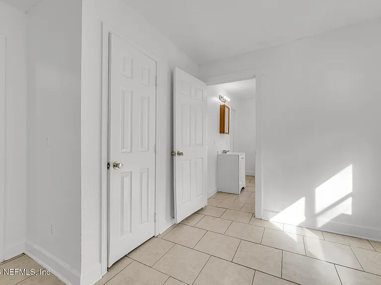1830 W 27th St — Photo 16