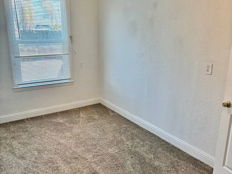 642 N Thorne Ave — Photo 14