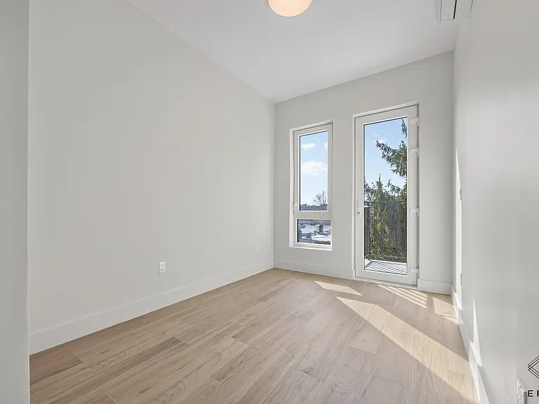 1118 Rogers Ave #3L — Photo 6
