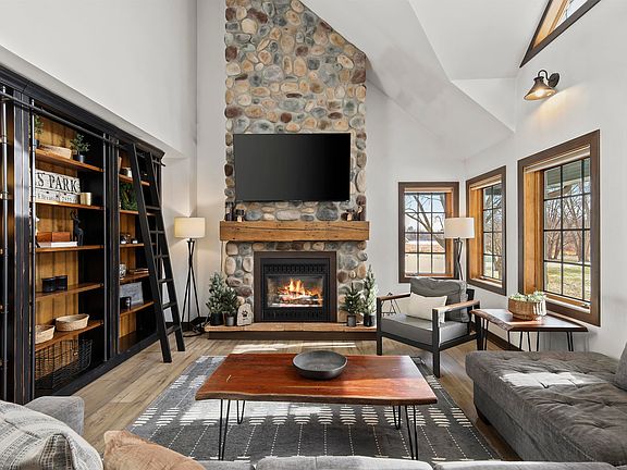 3rd image of 946 Canal Rd