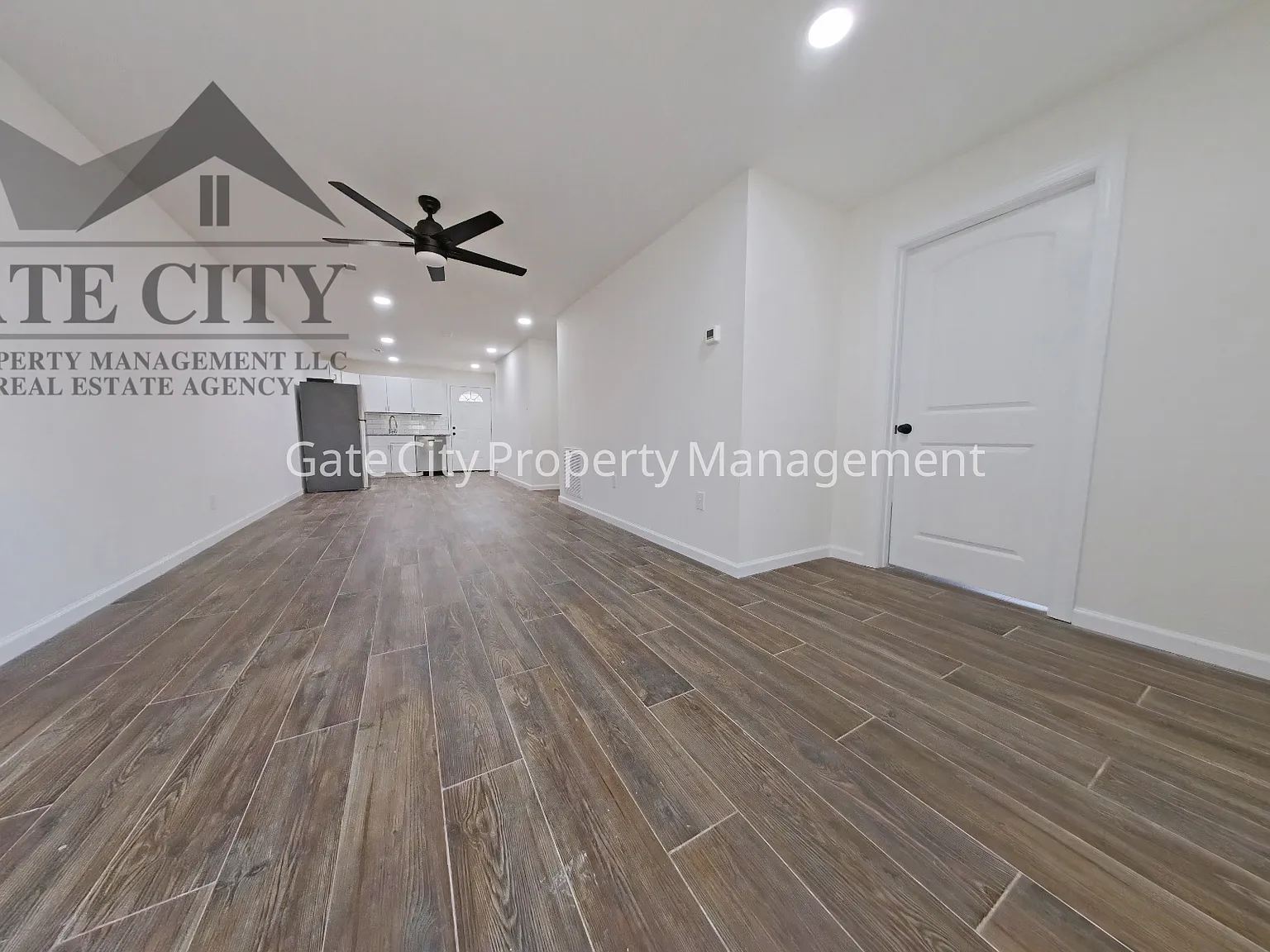 2 bed, 10 sqft, $1,200 — Photo 4