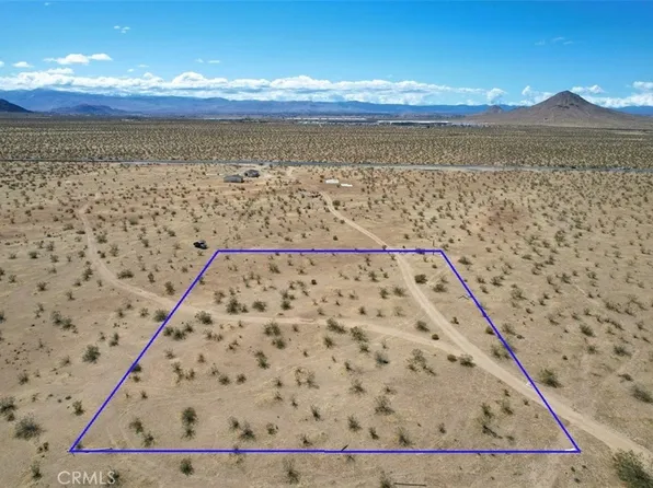 18 Quarry Rd, Apple Valley, CA 92307