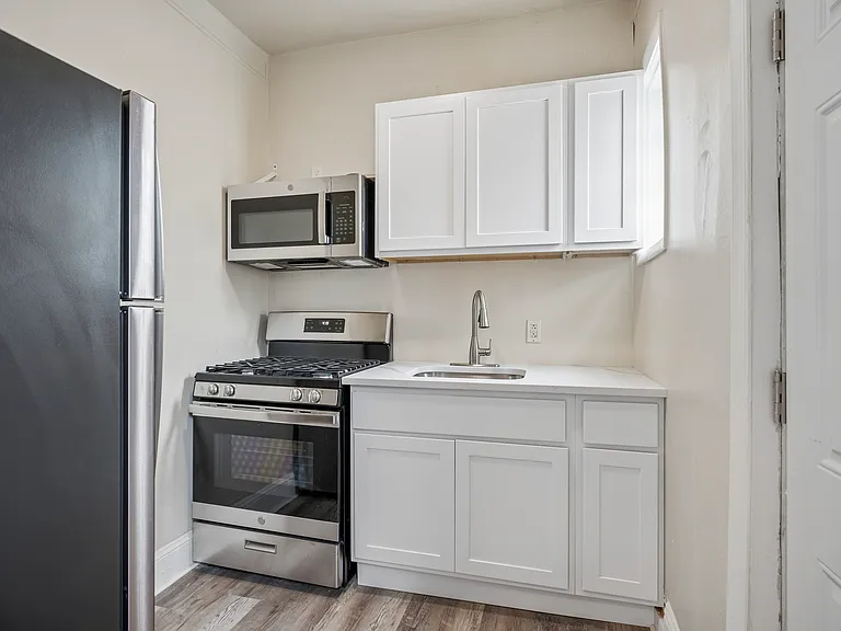 212 N 52nd St #2R — Photo 1