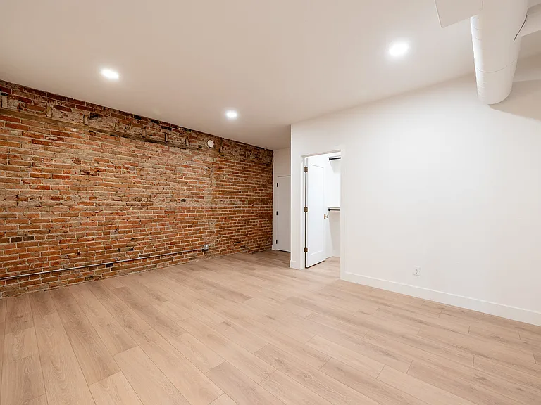 226 N Main St — Photo 34