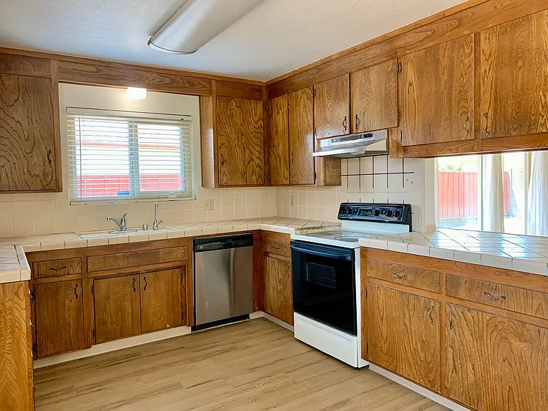 991 Cherry St — Photo 3
