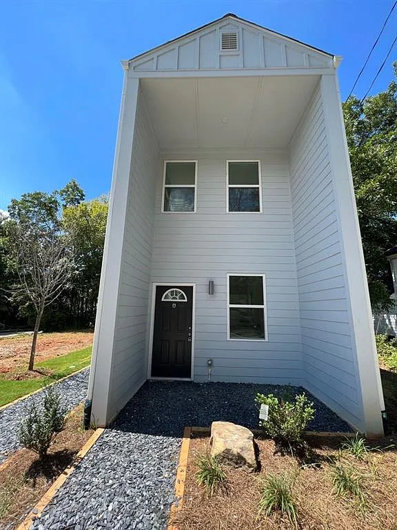 3 bed, 1.5 bath, 1050 sqft, $2,300 — Photo 1