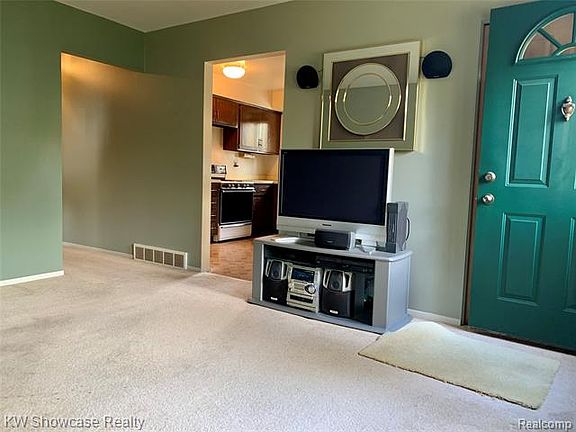 3rd image of 120 E Beechdale St