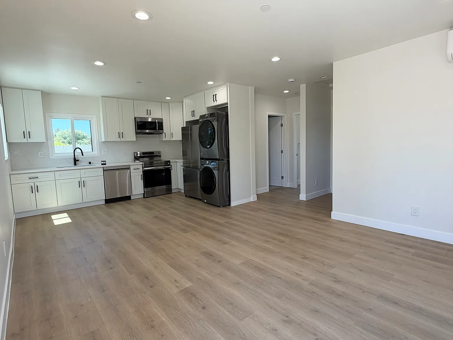 2 bed, 800 sqft, $2,850 — Photo 3