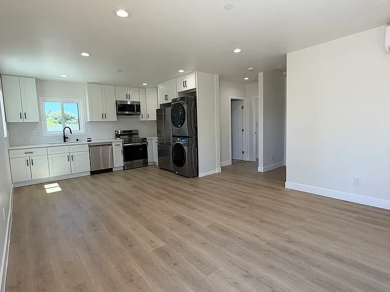 6154 1/2 Colbath Ave #6154-1/2 — Photo 2