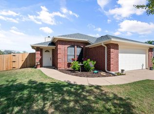 608 Reeves Ln, Kennedale, TX 76060