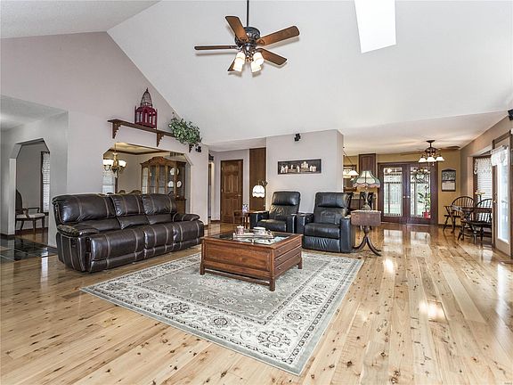 5th image of 2 Hickory Dr