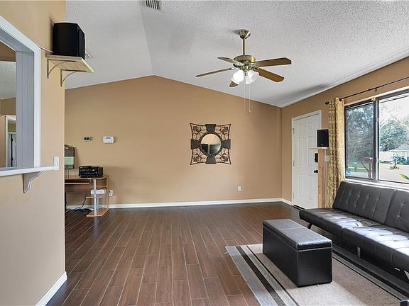 5th image of 3040 Cloverdale St