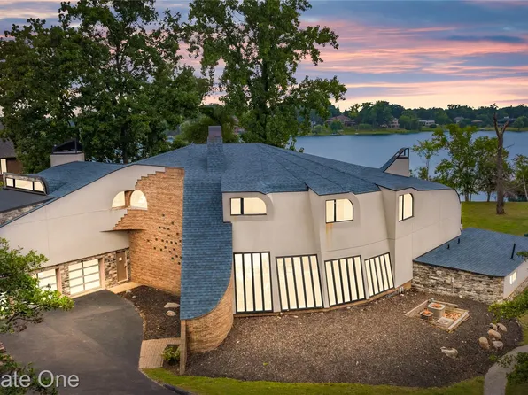 1440 Lochridge Rd, Bloomfield Hills, MI 48302