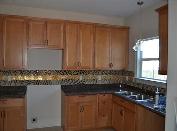 5th image of 2424 Gladiolus St
