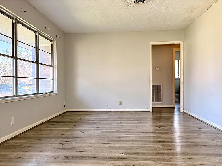 10502 Ambursen St — Photo 3