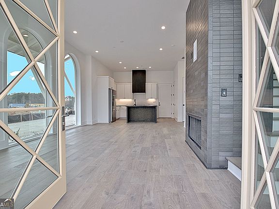 4th image of 640 Heatherden Ave