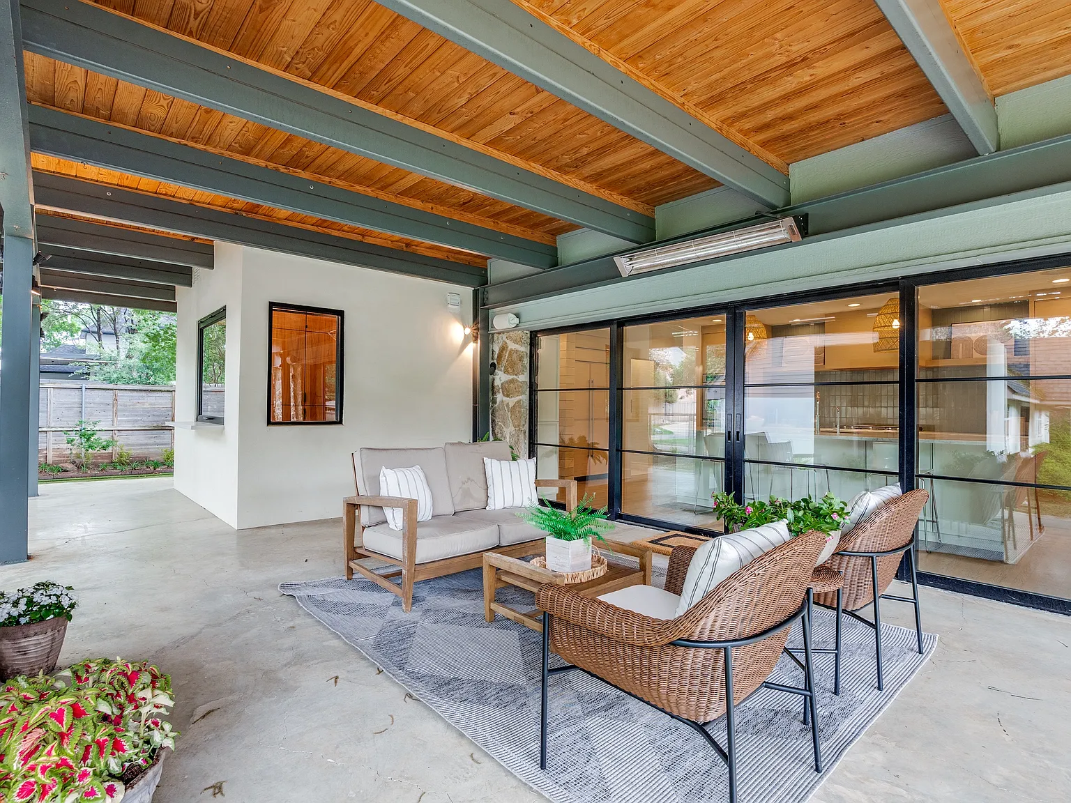 5 bed, 4585 sqft, $15,000 — Photo 4