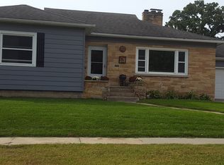 705 E Fayette St, Manchester, IA 52057