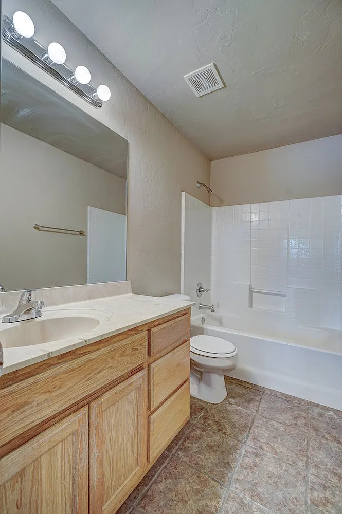 Building Photo - 2536 Queenston Ave