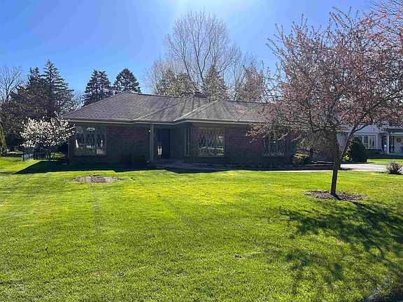 2nd image of 815 Brae Burn Ln