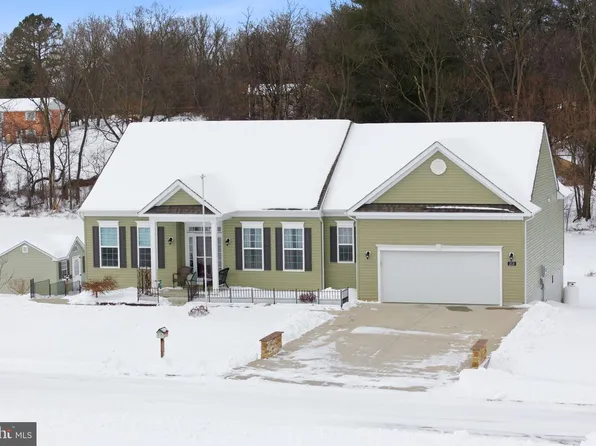 213 Chesterfield Dr, Falling Waters, WV 25419