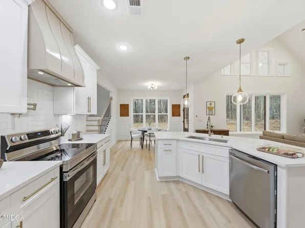 370 Harbour Shores Dr, Jackson, GA 30233