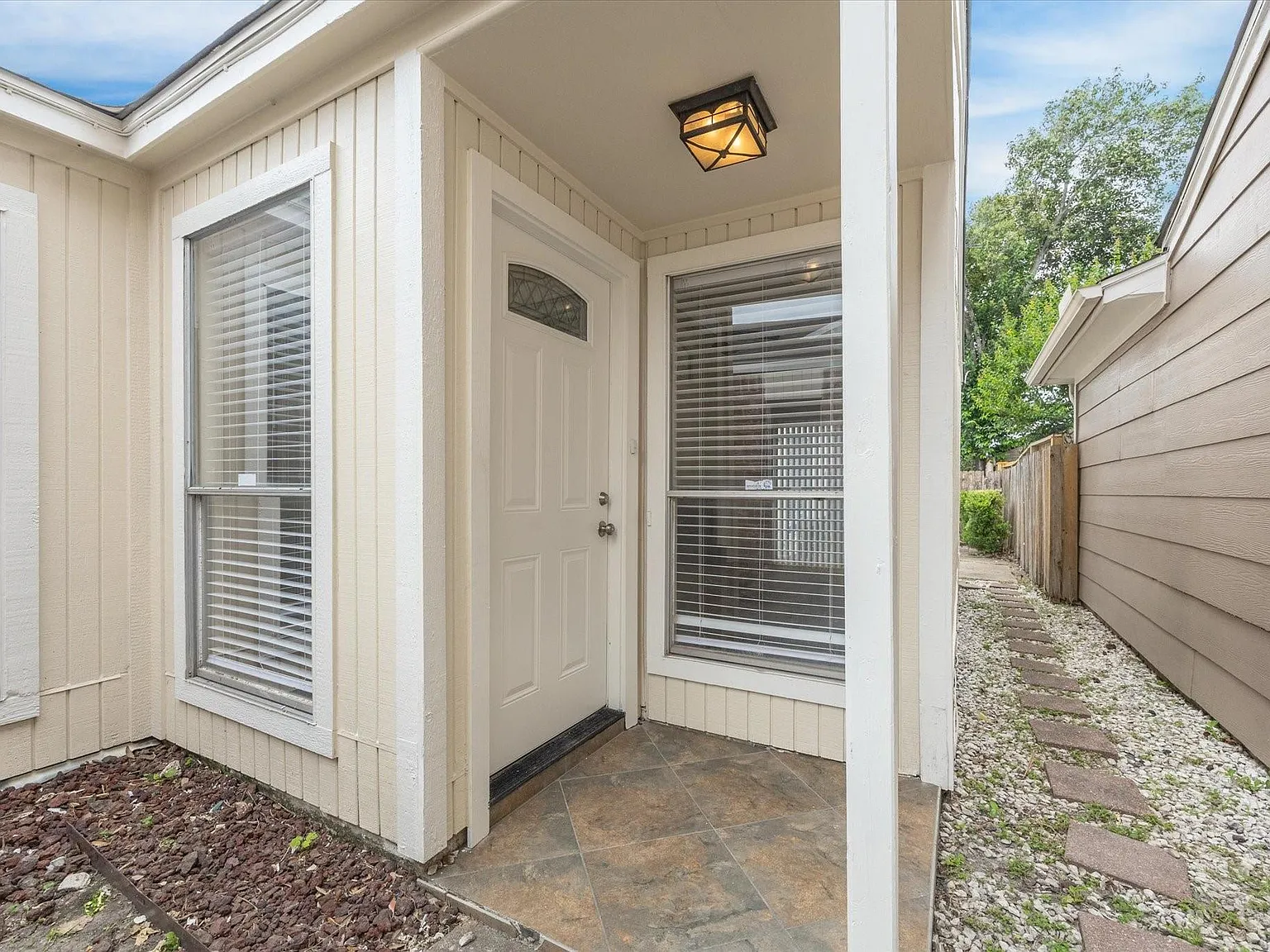 3 bed, 2.0 bath, 1472 sqft, $1,900 — Photo 3