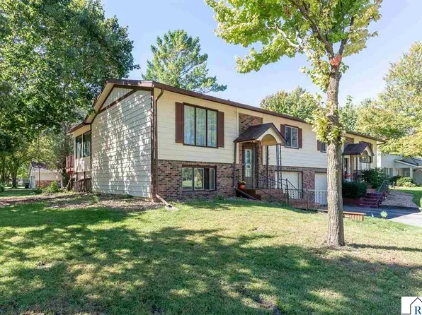 1701 Quail Roost Dr, North Mankato, MN 56003