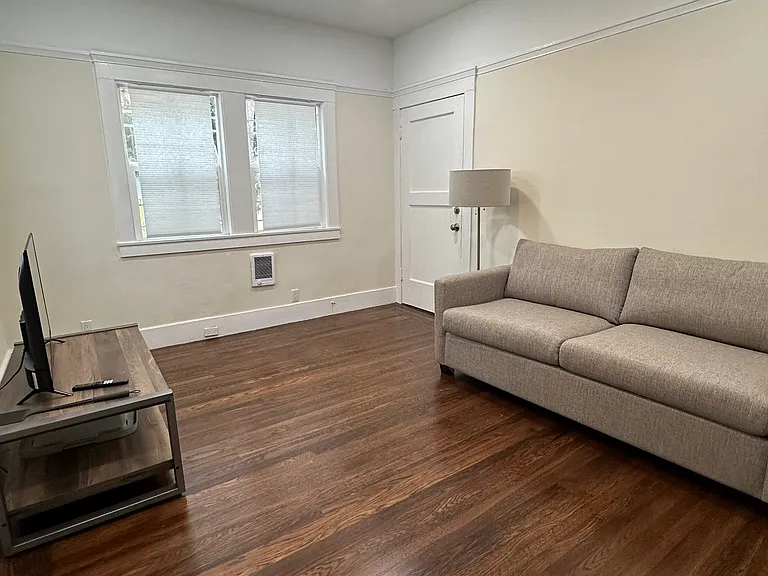954 41st St #3 — Photo 3