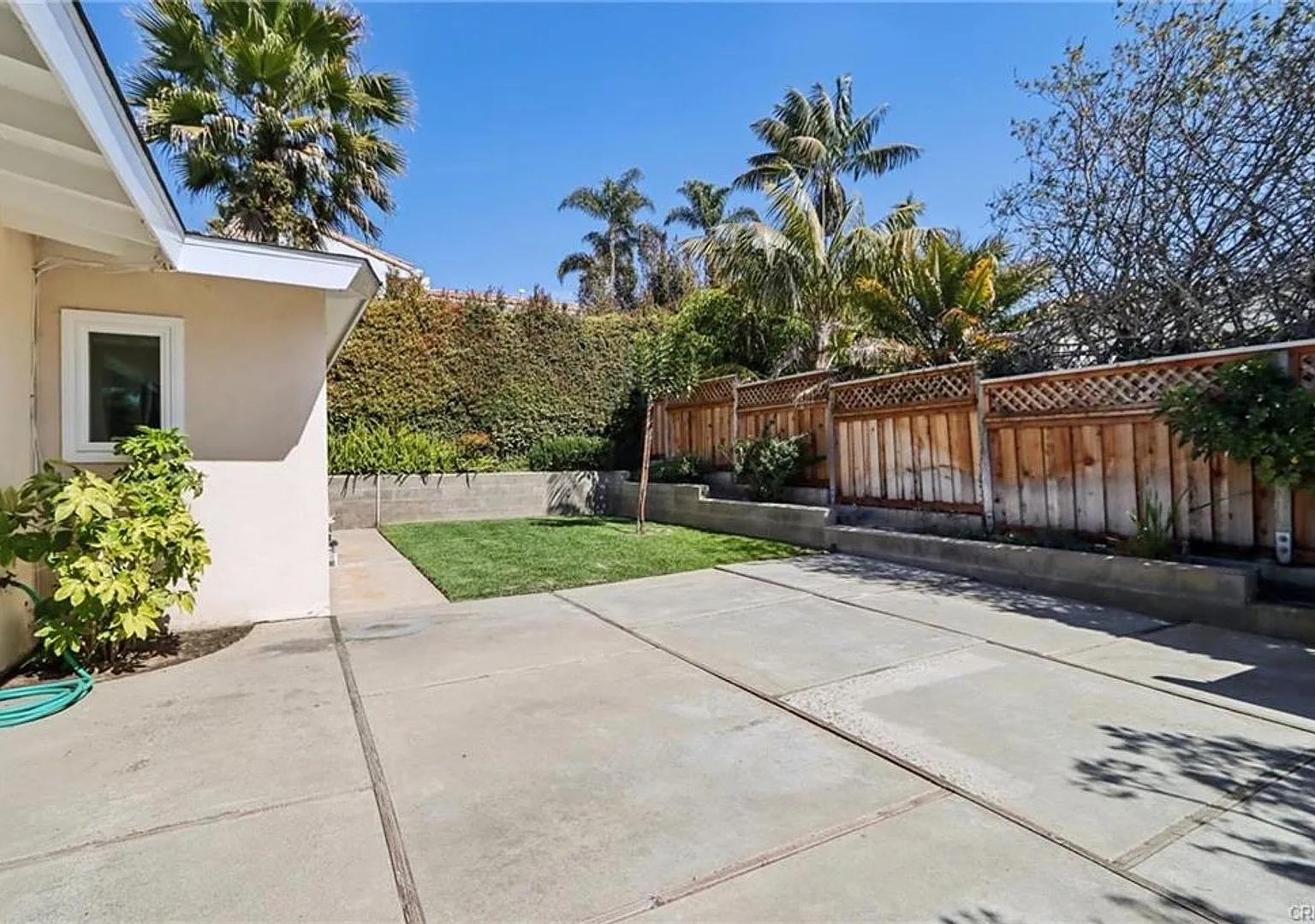 Charming one level beach cottage home in Morning Canyon with backyard and access to private beach — Photo 4