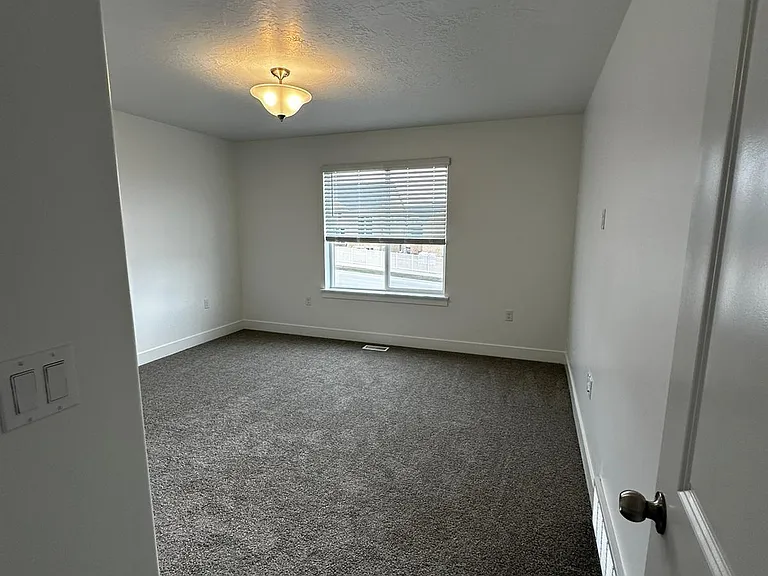 932 N Olson Dr — Photo 20