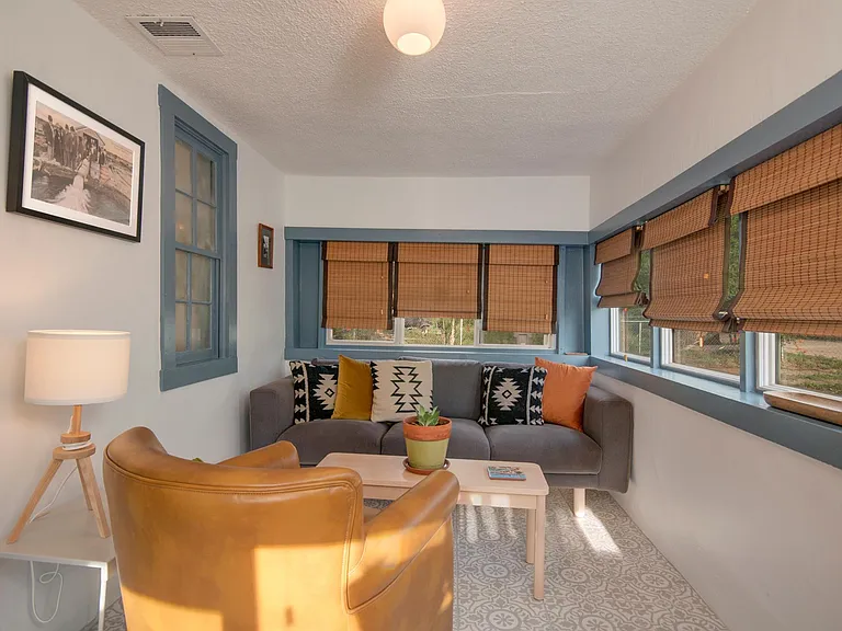 2289 Kelly Ave SW — Photo 2