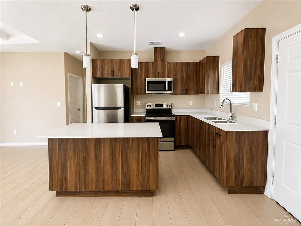 3 bed, 2.0 bath, 4030 sqft, $1,175 — Photo 4